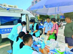 检测人员逐个接过样