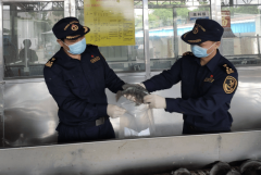 林水产大臣铃木宪和正在7日的内阁会议后举行的